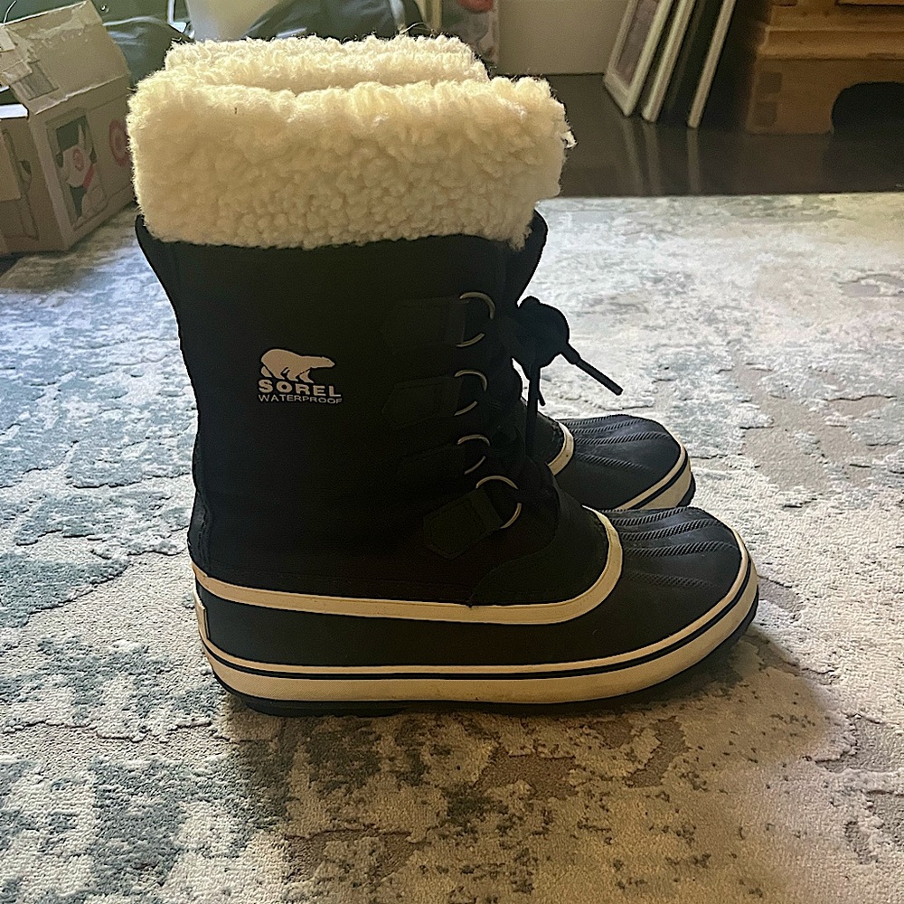 Women's SOREL black waterproof winter boots. Size 7.5
